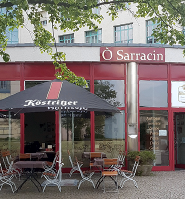 Beschriftung der Fensterscheiben des Bistró`s Ò Sarracin